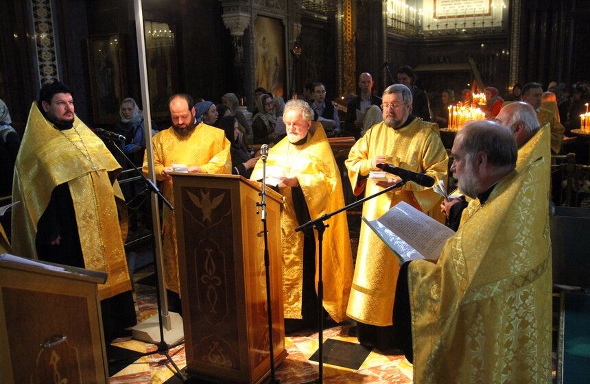 Очередь к мощам Николая Чудотворца в ХХС. Фоторепортаж 35 фото