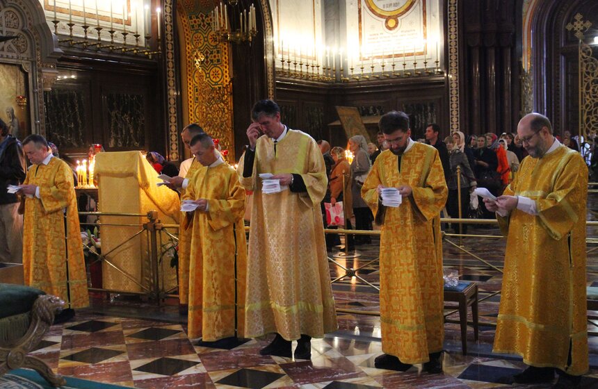 Очередь к мощам Николая Чудотворца в ХХС. Фоторепортаж 34 фото