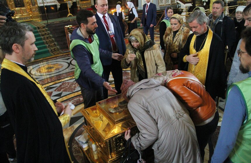 Очередь к мощам Николая Чудотворца в ХХС. Фоторепортаж 37 фото