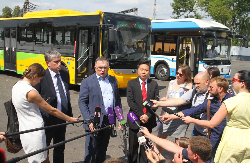 Электробус китайского производства начал курсировать по Москве 15 фото