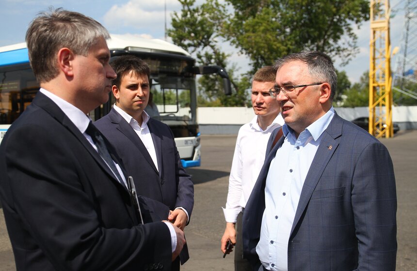 Электробус китайского производства начал курсировать по Москве 17 фото