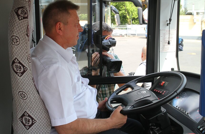 Электробус китайского производства начал курсировать по Москве 5 фото