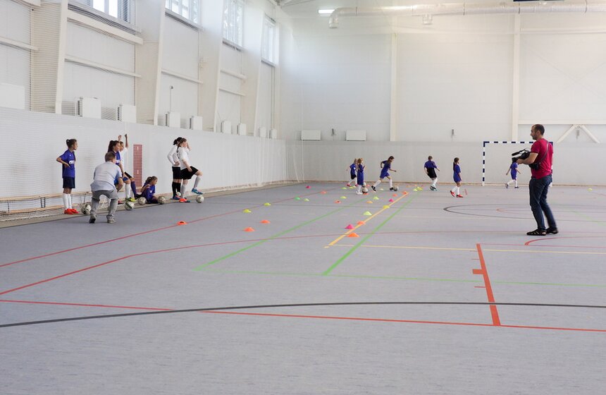 Собянин осмотрел новое футбольное поле спортивной школы "Сокол" 11 фото