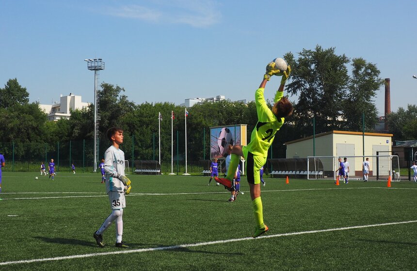 Собянин осмотрел новое футбольное поле спортивной школы "Сокол" 10 фото