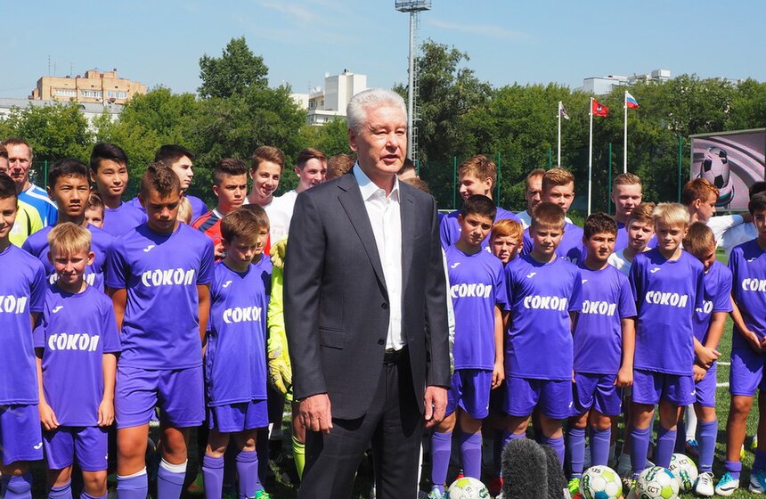 Собянин осмотрел новое футбольное поле спортивной школы "Сокол" 20 фото
