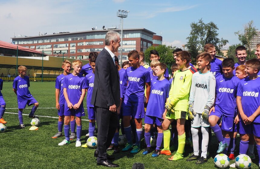Собянин осмотрел новое футбольное поле спортивной школы "Сокол" 19 фото