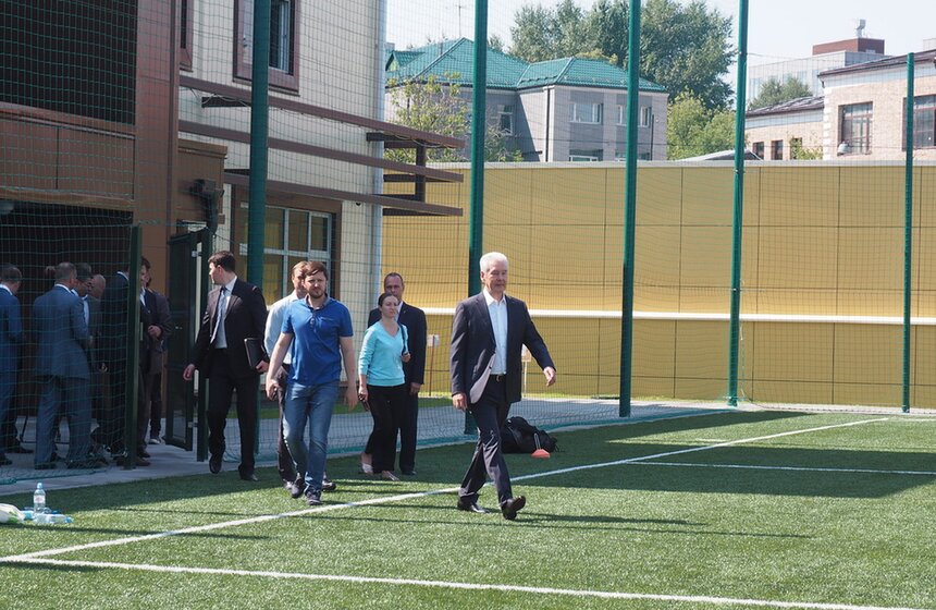 Собянин осмотрел новое футбольное поле спортивной школы "Сокол" 18 фото