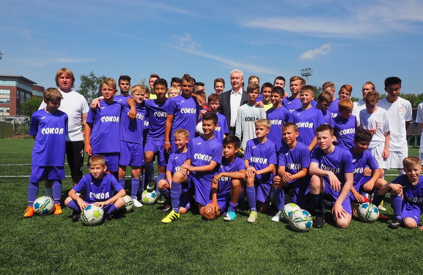 Собянин осмотрел новое футбольное поле спортивной школы "Сокол" 22 фото