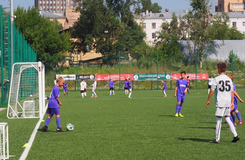 Собянин осмотрел новое футбольное поле спортивной школы "Сокол" 2 фото