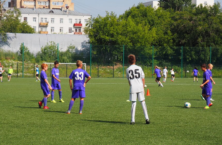Собянин осмотрел новое футбольное поле спортивной школы "Сокол" 1 фото