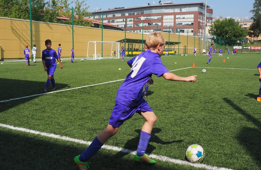 Собянин осмотрел новое футбольное поле спортивной школы "Сокол" 3 фото