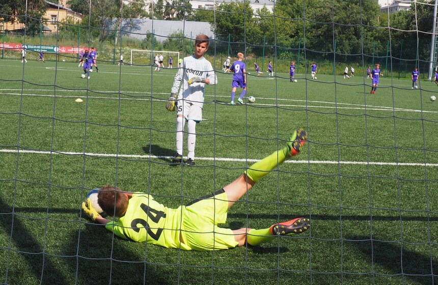 Собянин осмотрел новое футбольное поле спортивной школы "Сокол" 9 фото