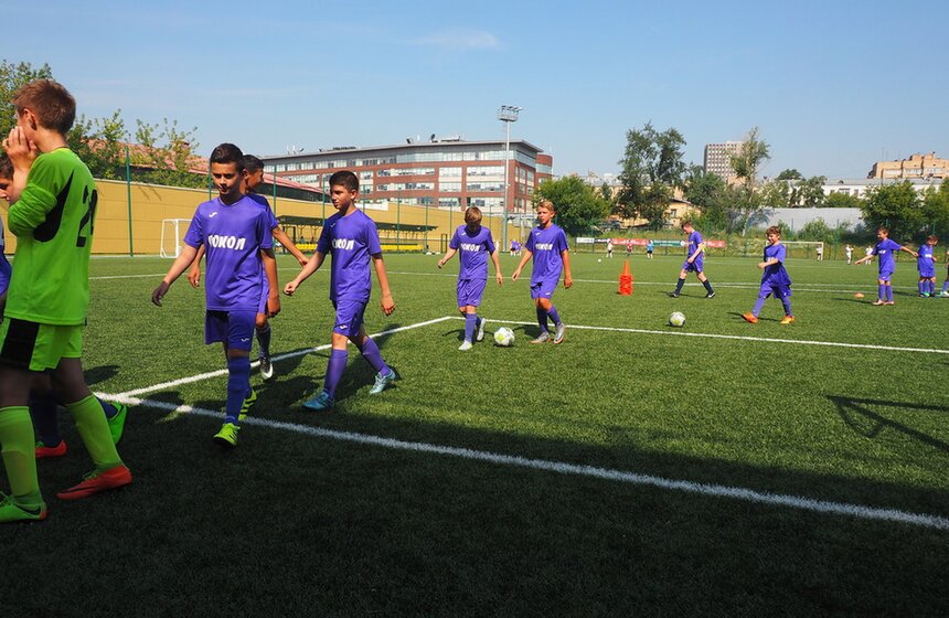 Собянин осмотрел новое футбольное поле спортивной школы "Сокол" 8 фото