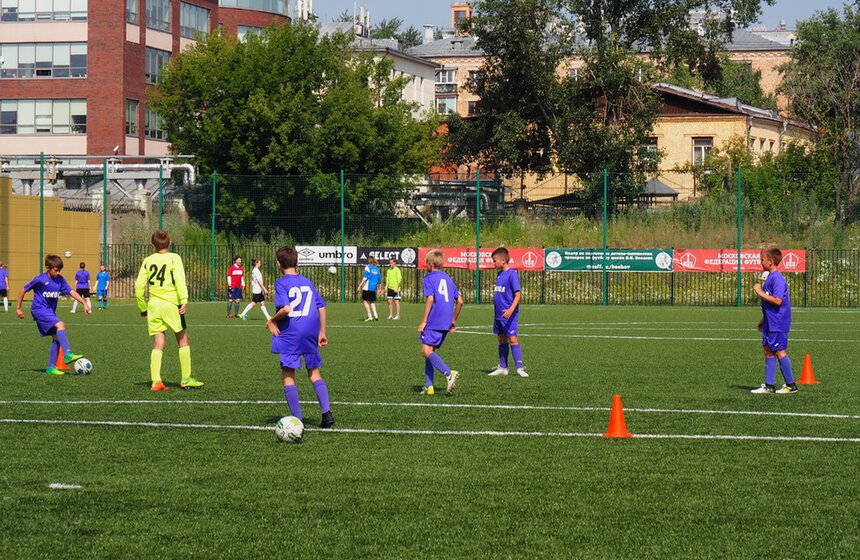 Собянин осмотрел новое футбольное поле спортивной школы "Сокол" 5 фото