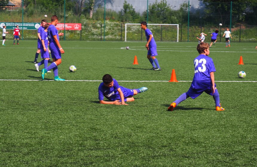 Собянин осмотрел новое футбольное поле спортивной школы "Сокол" 4 фото