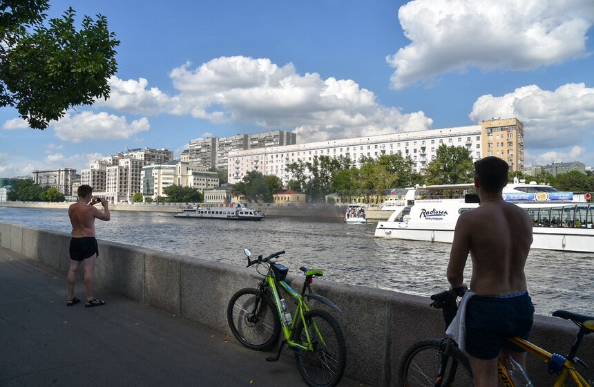 Пожар на прогулочном теплоходе у Космодамианской набережной 3 фото