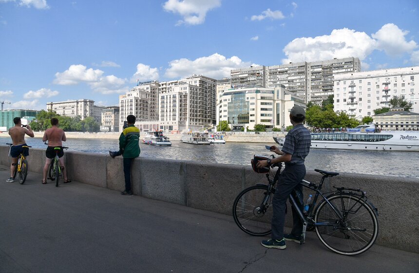 Пожар на прогулочном теплоходе у Космодамианской набережной 6 фото