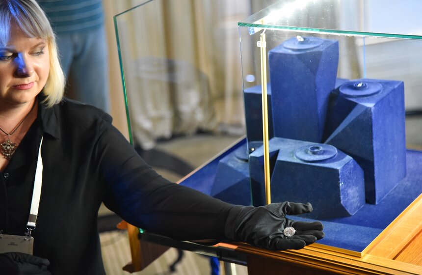 В столице состоялась презентация самого дорогого бриллианта в РФ 8 фото