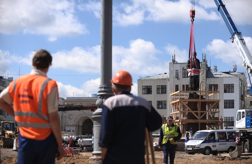 Памятник Максиму Горькому вернулся на площадь Тверская Застава 16 фото