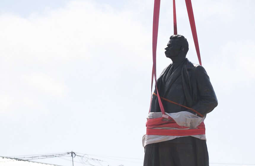 Памятник Максиму Горькому вернулся на площадь Тверская Застава 7 фото