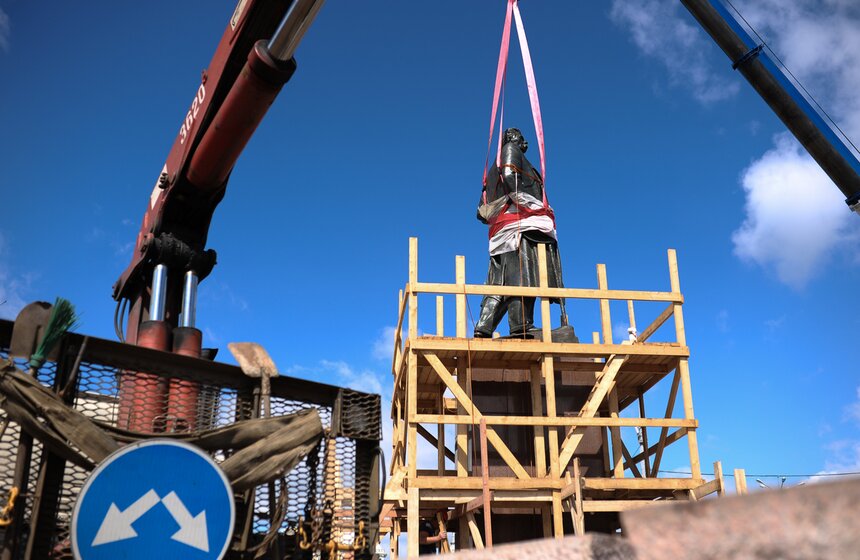 Памятник Максиму Горькому вернулся на площадь Тверская Застава 13 фото