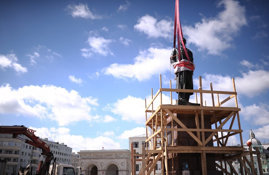 Памятник Максиму Горькому вернулся на площадь Тверская Застава 11 фото