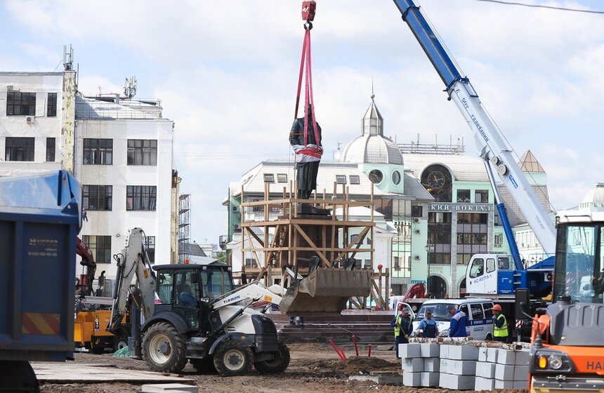 Памятник Максиму Горькому вернулся на площадь Тверская Застава 6 фото