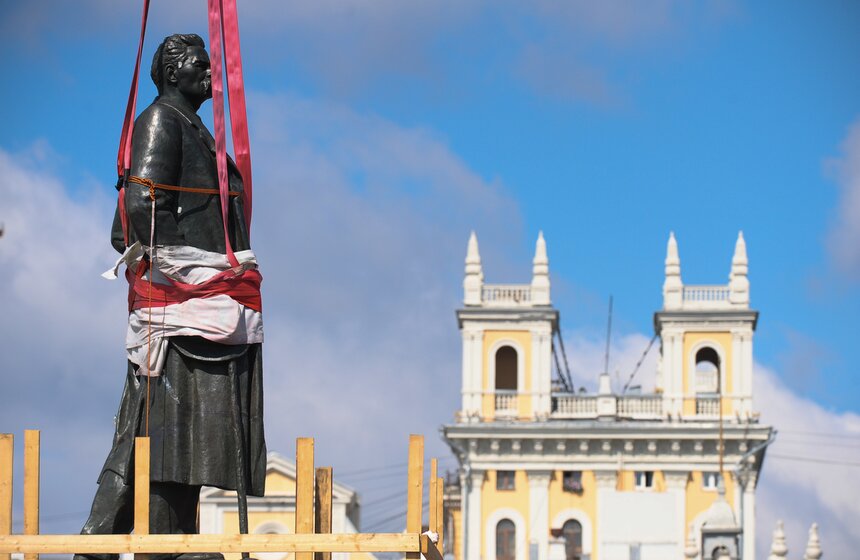 Памятник Максиму Горькому вернулся на площадь Тверская Застава 2 фото
