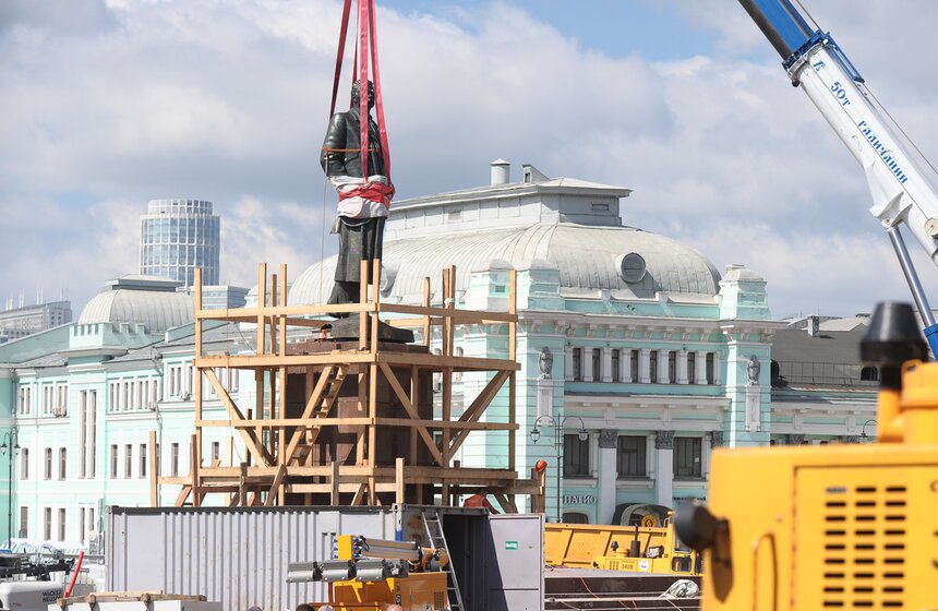 Памятник Максиму Горькому вернулся на площадь Тверская Застава 4 фото