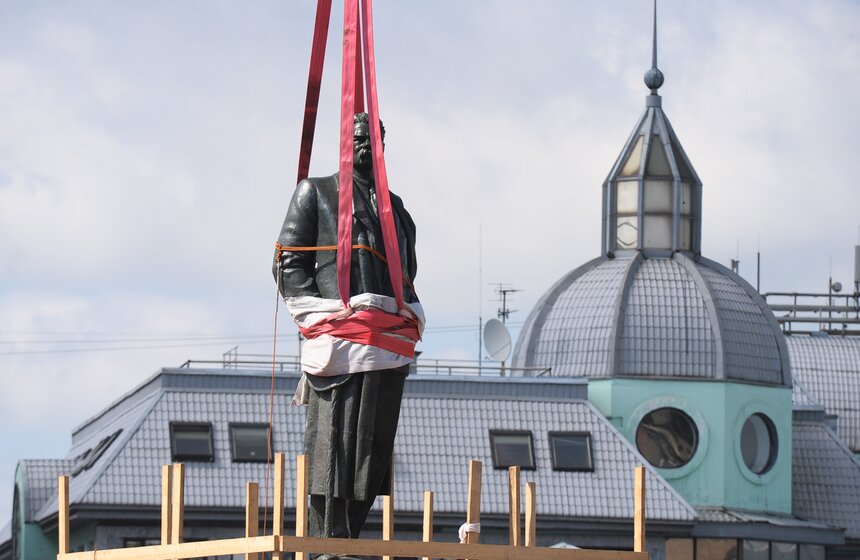 Памятник Максиму Горькому вернулся на площадь Тверская Застава 5 фото