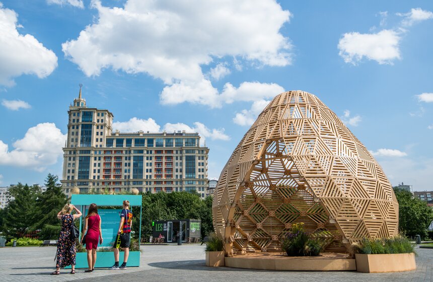 Розы расцвели на ступенях Российской государственной библиотеки 17 фото