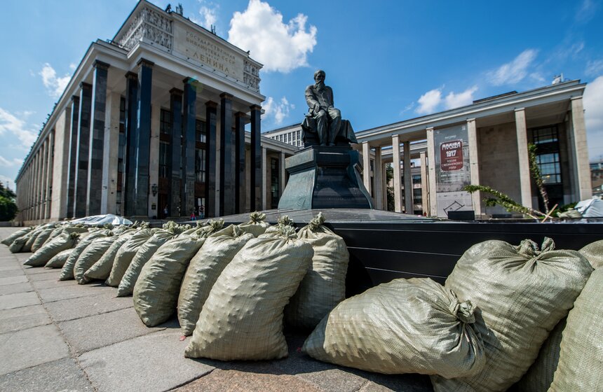 Розы расцвели на ступенях Российской государственной библиотеки 5 фото