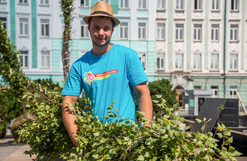 Розы расцвели на ступенях Российской государственной библиотеки 7 фото