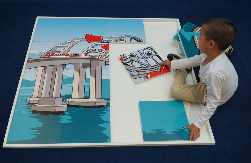 Выставка о строительстве моста через Керченский пролив в ГУМе 16 фото