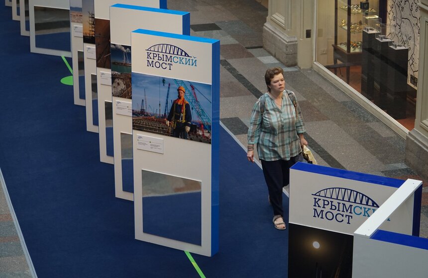 Выставка о строительстве моста через Керченский пролив в ГУМе 19 фото
