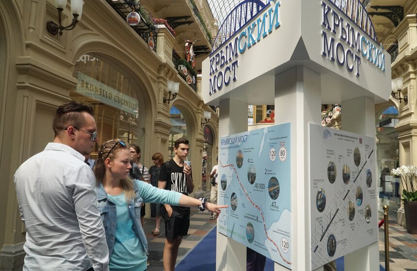 Выставка о строительстве моста через Керченский пролив в ГУМе 6 фото