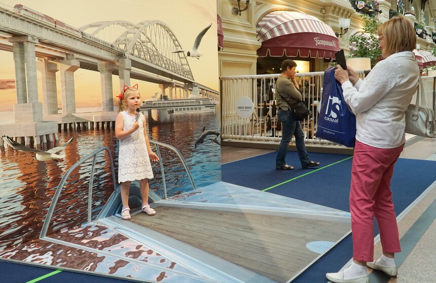 Выставка о строительстве моста через Керченский пролив в ГУМе 15 фото