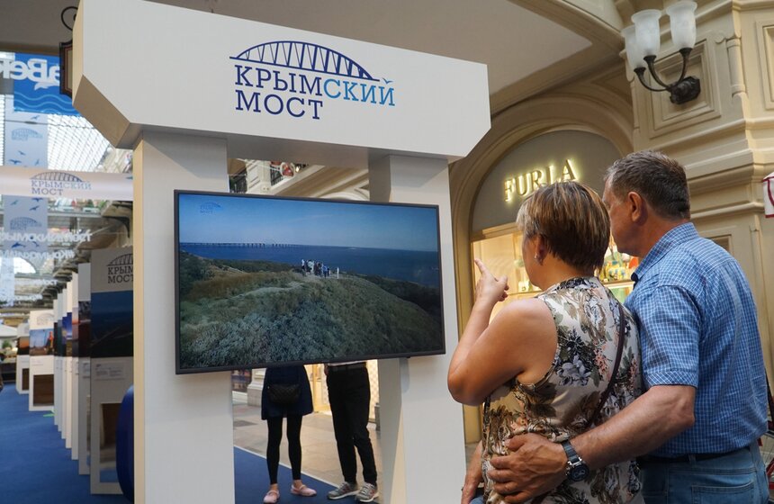 Выставка о строительстве моста через Керченский пролив в ГУМе 9 фото