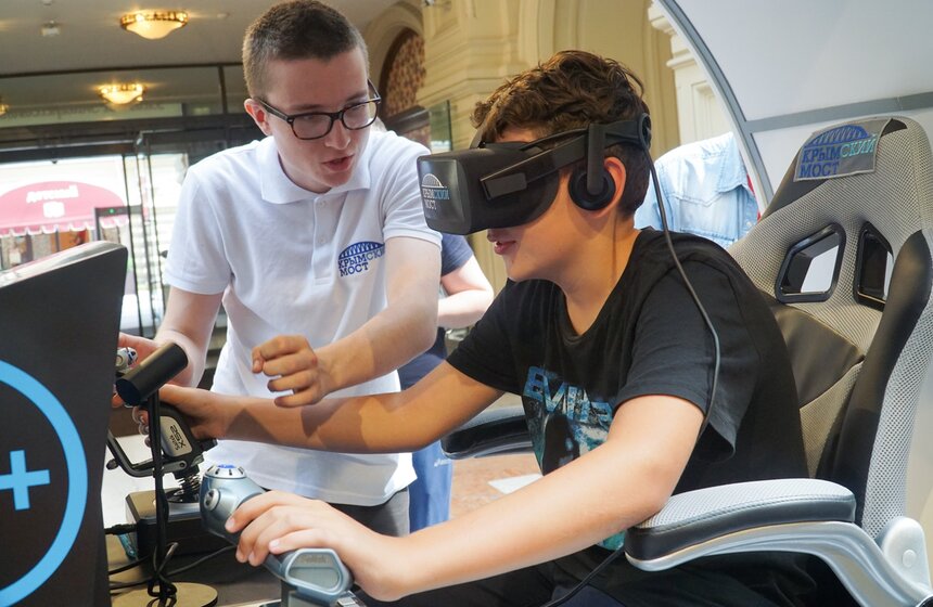 Выставка о строительстве моста через Керченский пролив в ГУМе 8 фото