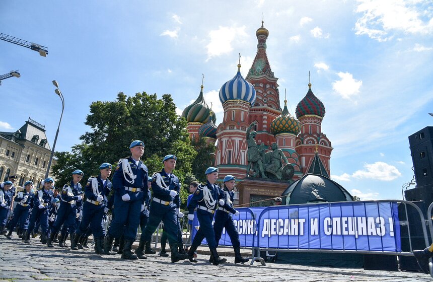 День ВДВ на улице Ильинка. Фото 23 фото