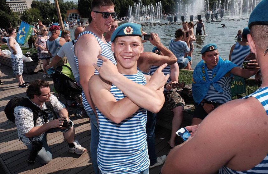 Гигантский парашют и полевая кухня: День ВДВ в парке Горького 20 фото