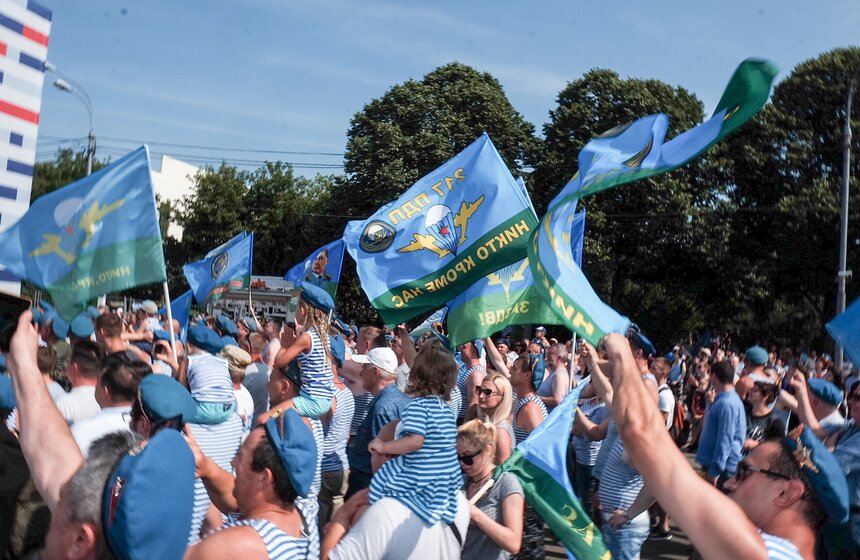 Гигантский парашют и полевая кухня: День ВДВ в парке Горького 12 фото