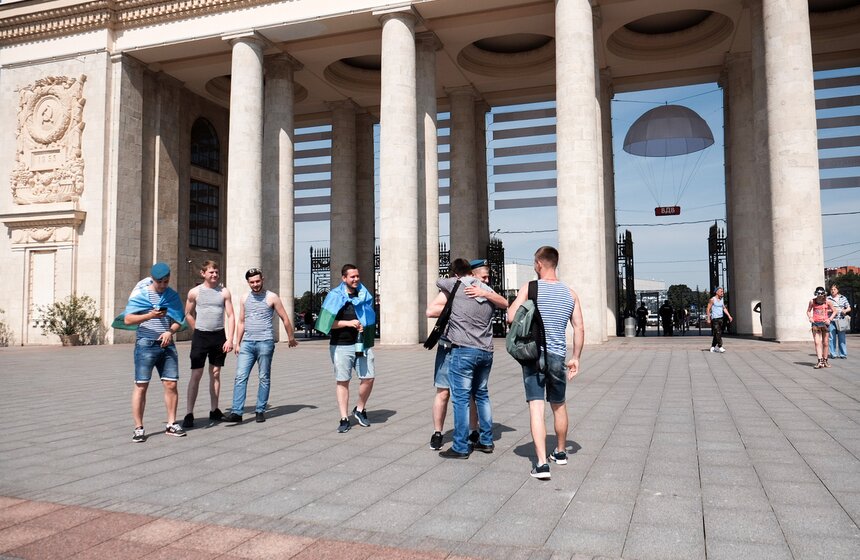 Гигантский парашют и полевая кухня: День ВДВ в парке Горького 2 фото