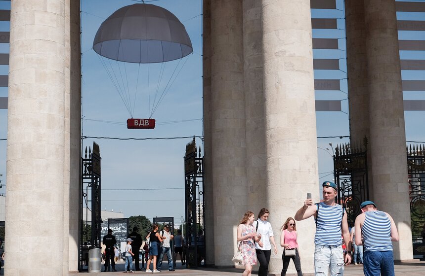 Гигантский парашют и полевая кухня: День ВДВ в парке Горького 3 фото