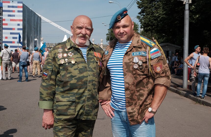 Гигантский парашют и полевая кухня: День ВДВ в парке Горького 8 фото