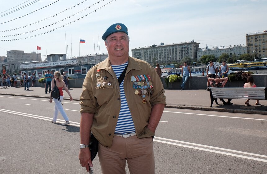 Гигантский парашют и полевая кухня: День ВДВ в парке Горького 9 фото