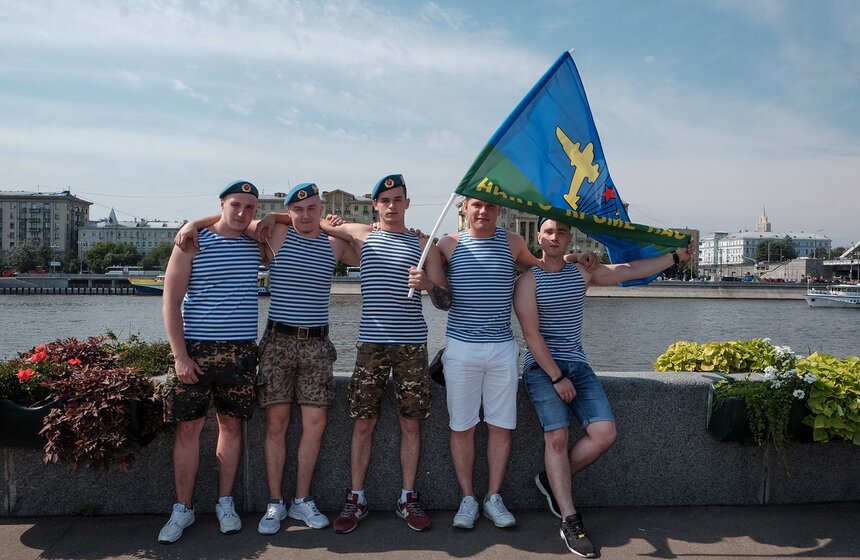 Гигантский парашют и полевая кухня: День ВДВ в парке Горького 10 фото