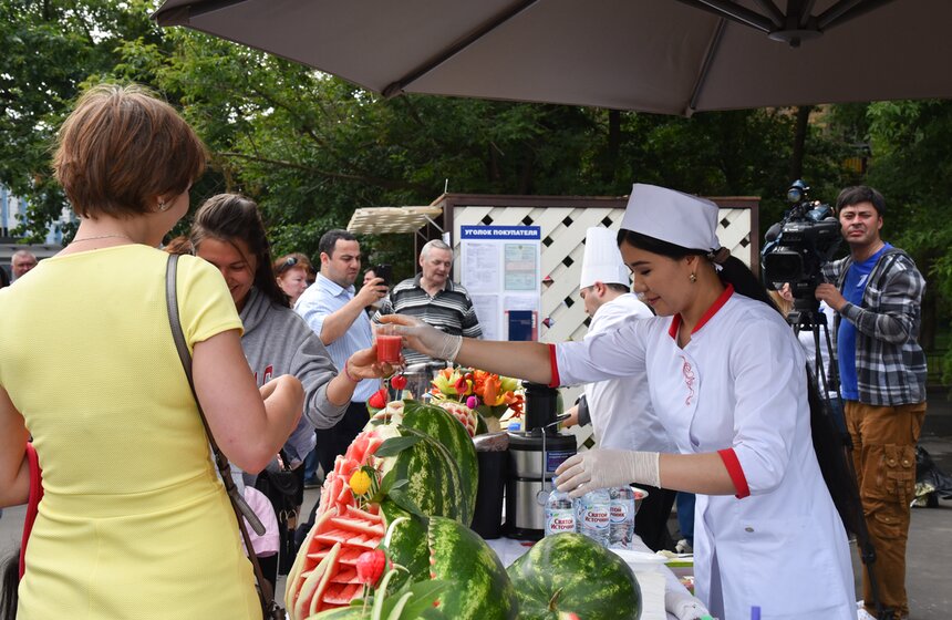 Сезон арбузов начался в Москве. Фото 17 фото