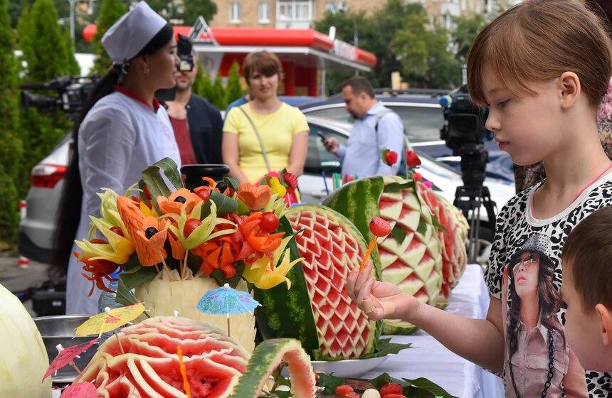 Сезон арбузов начался в Москве. Фото 15 фото