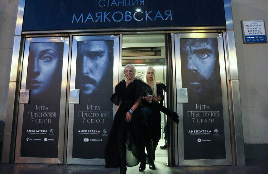 Новую серию "Игры престолов" показали в столичном метро 14 фото